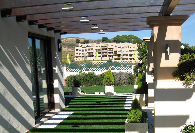 Acquistare il prato sintetico – prato sintetico soffice per giardino ... Posa erba sintetica su terrazzo